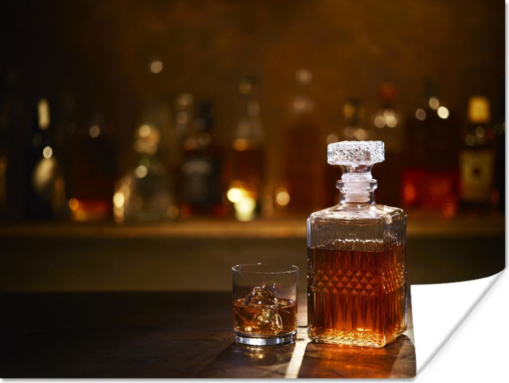 MuchoWow Poster Eine Flasche Whiskey auf einer Bar 40x30 cm - Plakate für die Wände - Poster Wohnzimmer