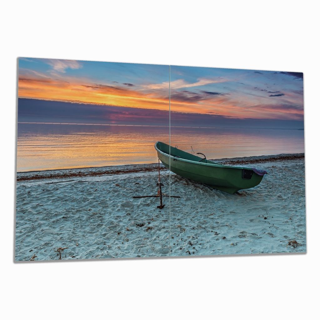 Wallario Herdabdeckplatte aus Glas, Größe 80 x 52 cm 2-teilig, Motiv Einsames Fischerboot mit Anker am Strand