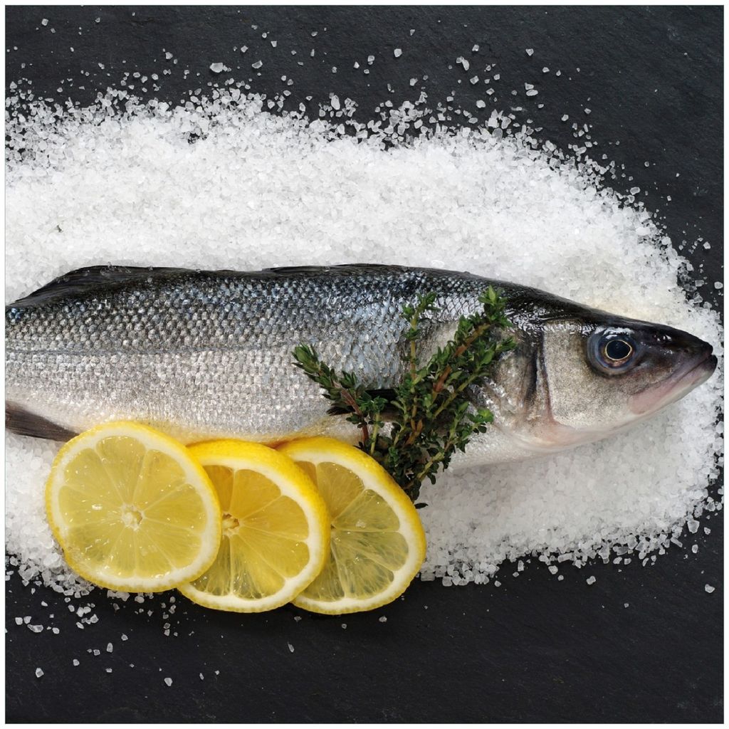 Wallario Premium Glasbild, freischwebende Optik, kräftige Farben, Größe 30 x 30 cm Motiv Fischmenü - Frischer Fisch auf Salz mit Zitronen