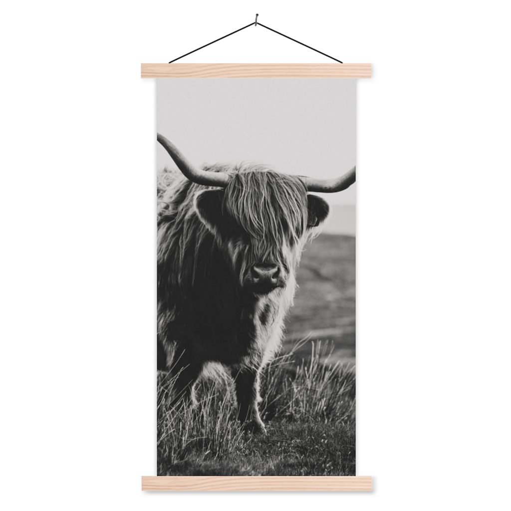MuchoWow Textilposter Schottischer Hochlandbewohner - Natur - Kühe - Tiere - Schwarz und weiß 60x120 cm mit holzfarbenen Rahmen - Holz