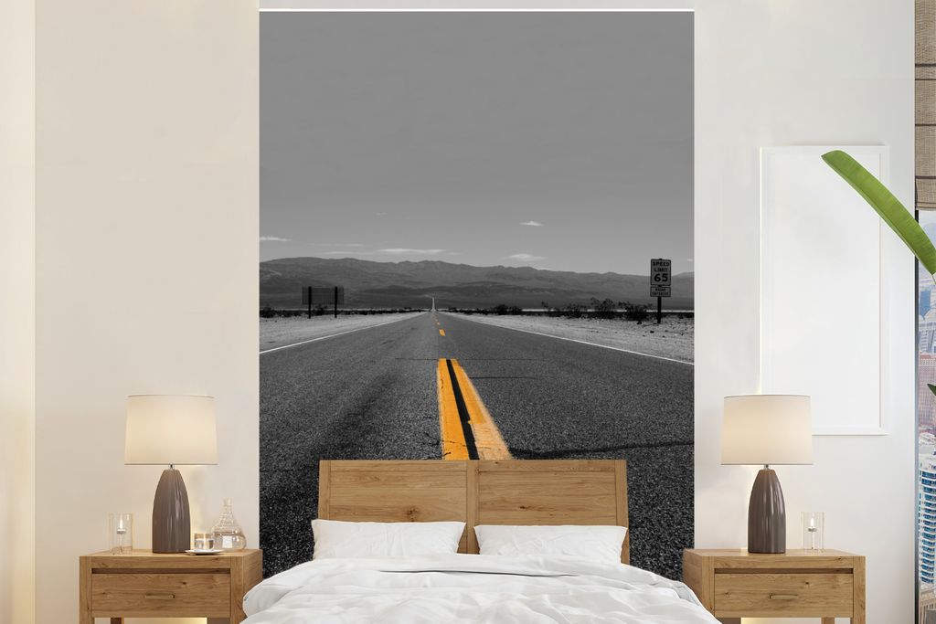 MuchoWow Fototapete für Wohnzimmer oder Schlafzimmer Wandtapete Vinyl Motivtapete Schwarz-Weiß-Foto einer Straße mit gelben Linienmarkierungen...