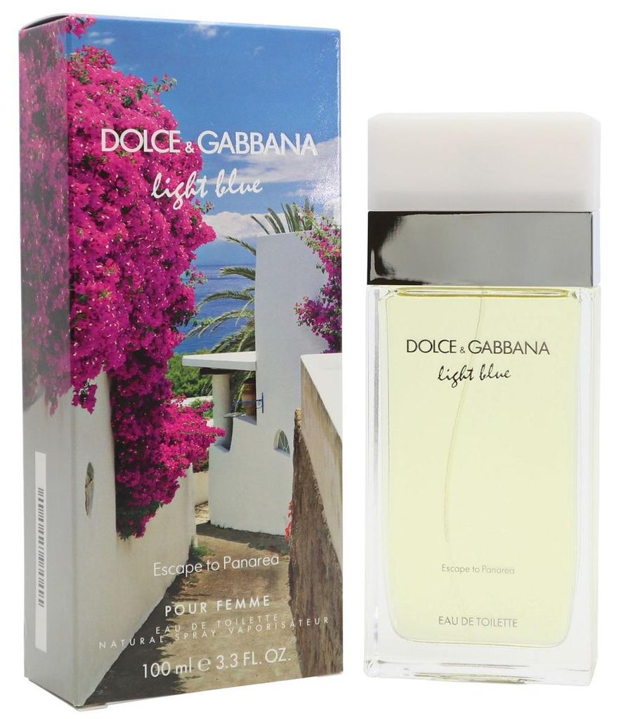Parfumflakon Dolce & Gabbana Light Blue Escape to Panarea neben Verpackung mit mediterraner Küstenlandschaft, Palmen und pinken Bougainvilleen.