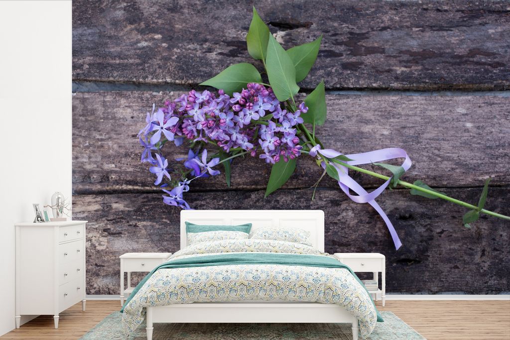 MuchoWow Fototapete für Wohnzimmer oder Schlafzimmer Wandtapete Vinyl Motivtapete Blumenstrauß aus lila Flieder auf einem Holztisch - 390x260 c...
