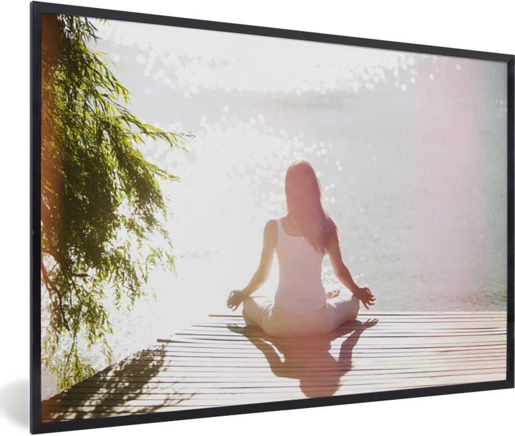 MuchoWow Gerahmtes Poster Eine Frau übt Yoga auf einem Steg 60x40 cm - Poster mit Schwarzem Bilderrahmen Wandposter Rahmen Foto Bilder - Printin...