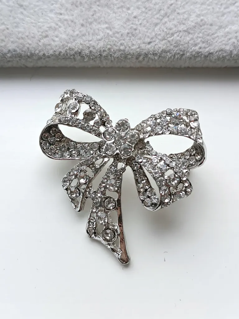 Spilla con fiocco in argento e strass bianchi