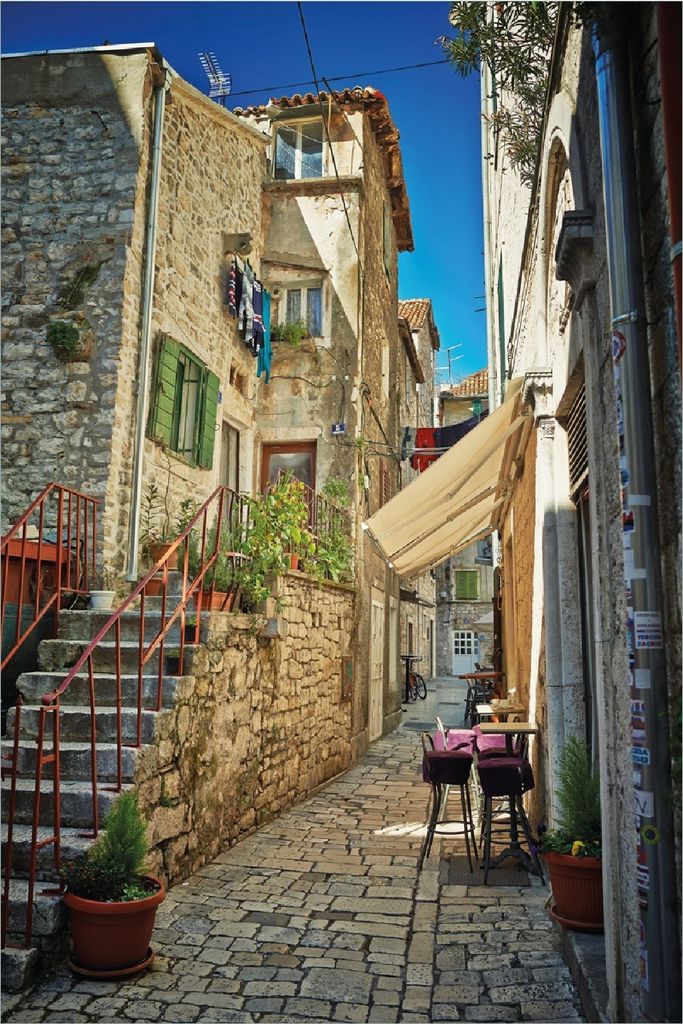 Wallario Poster - Romantische Gasse in Kroatien mitten in der Stadt, Kunstdruck Größe: 61 x 91,50 cm