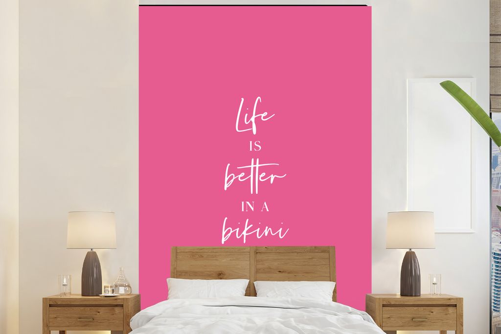 MuchoWow Fototapete für Wohnzimmer oder Schlafzimmer Wandtapete Vinyl Motivtapete Das Leben ist besser in einem Bikiini - Zitat - Pink - 200x300...