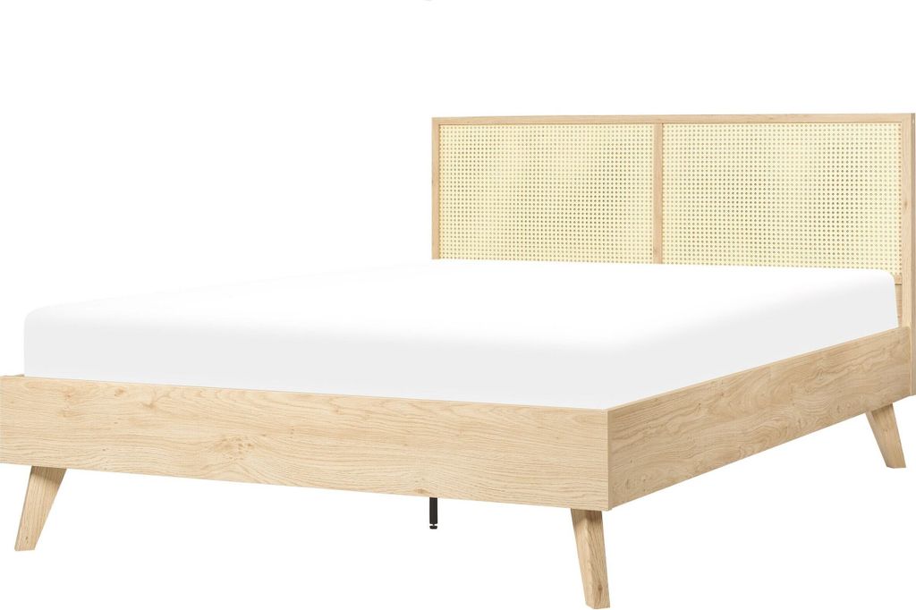 BELIANI Bett Heller Holzfarbton Pappel-Faserplatte mit Lattenrost 140 x 200 cm Holzbeinen Hohem Kopfteil aus Wiener Geflecht Modern Schlafzimmer M...