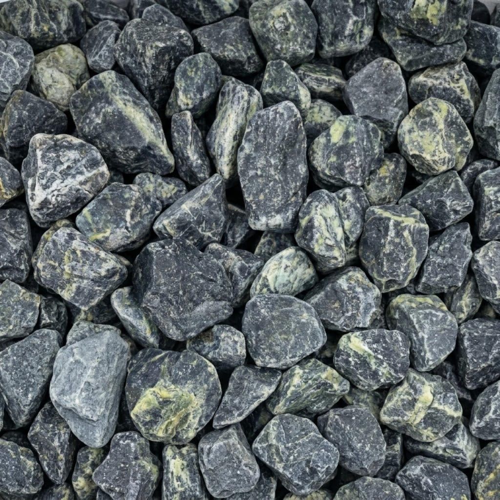 Grüngrau gemaserte Splittsteine dicht aneinander liegend im Detail