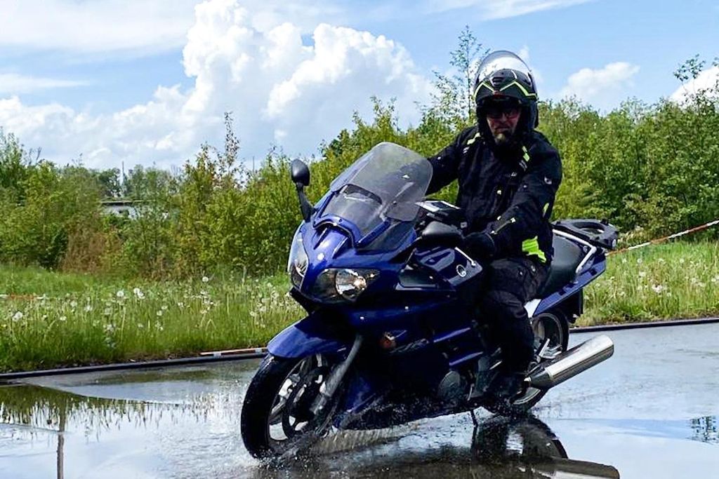 Jochen Schweizer Motorradfahrtraining Lübbecke; Erlebnis verschenken oder selbst erleben; Gutschein gültig für 1 Person Gruppengröße: 8-12 Pe...