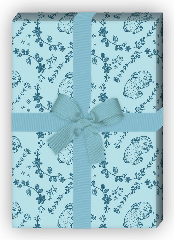 Süßes Geschenkpapier mit schlafendem Baby Hasen in Blumenranken, hellblau - G11913, 32 x 48cm