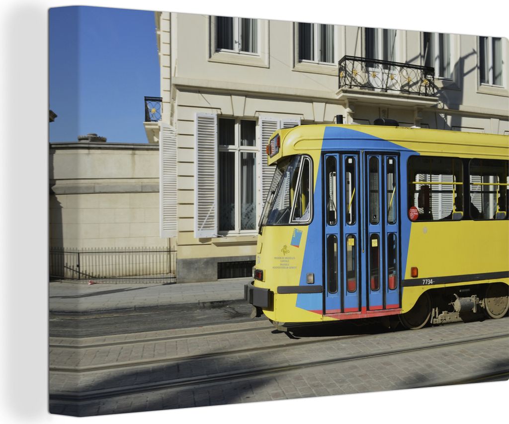 OneMillionCanvasses - Leinwandbilder - 150x100 cm, Eine gelb-blaue Straßenbahn fährt durch die Straßen von Brüssel, Wandbilder Kunstdruck Wan...