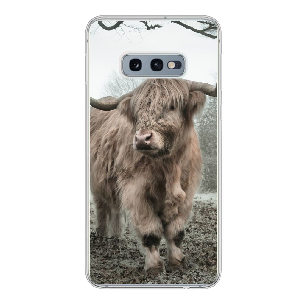 MuchoWow Handyhülle Schutzhülle Hülle für Samsung Galaxy S10e Schottische Highlander - Natur - Herbst - Tiere - Wildtiere - Wald Silikon Soft...