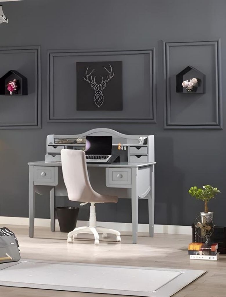 Weiße Holzschreibtisch im minimalistischen Design für Büro