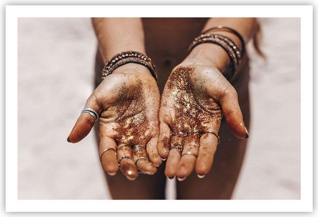 Poster - Poster ohne Rahmen - Hände Strand Gold - 91,5x61 cm - Wand Bild - Wanddeko - Wandbilder - Kunstposter - Wandposter - Bilder - Kunstdruck ...