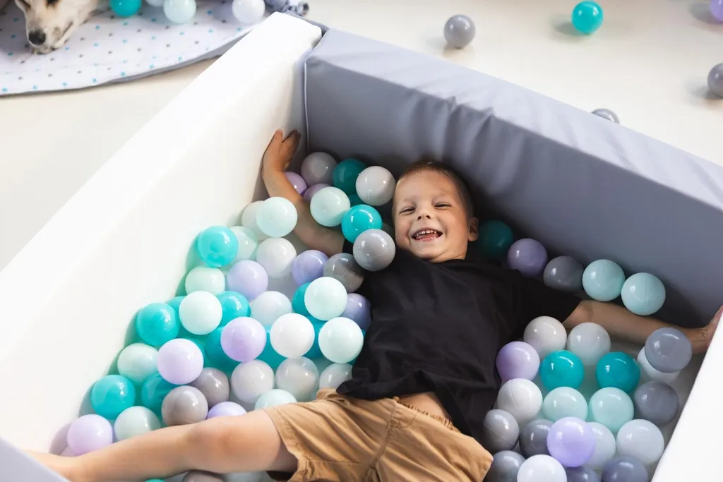 Piscine à balles intérieure pour éveil moteur enfant avec 200 balles