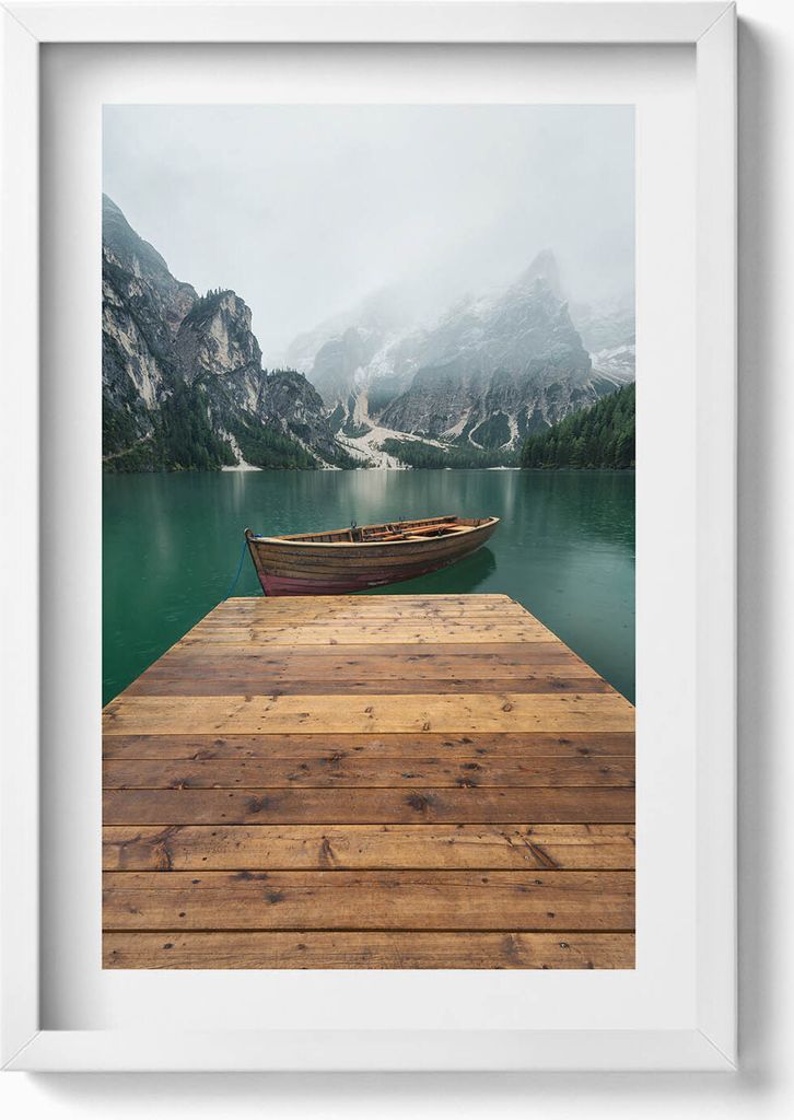 Landschaft - Steg, Boot, See, Wälder und Berge– Wandbild mit Rahmen – Gerahmtes Bild – Wanddekoration – 40x60 cm – Weiß