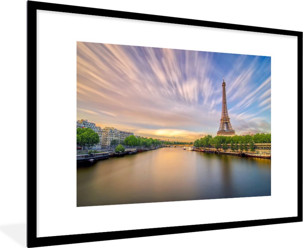 MuchoWow Gerahmtes Poster Farbenprächtige Wolken und der Eiffelturm in der Ferne 90x60 cm - Poster mit Schwarzem Bilderrahmen Wandposter Rahmen ...