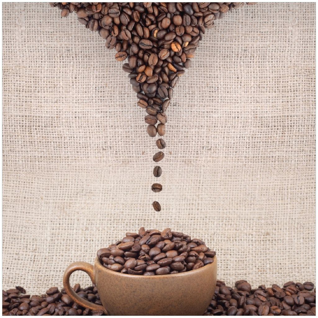 Wallario Premium Glasbild, freischwebende Optik, kräftige Farben, Größe 30 x 30 cm Motiv Tasse mit Kaffeebohnen - Kaffeedesign