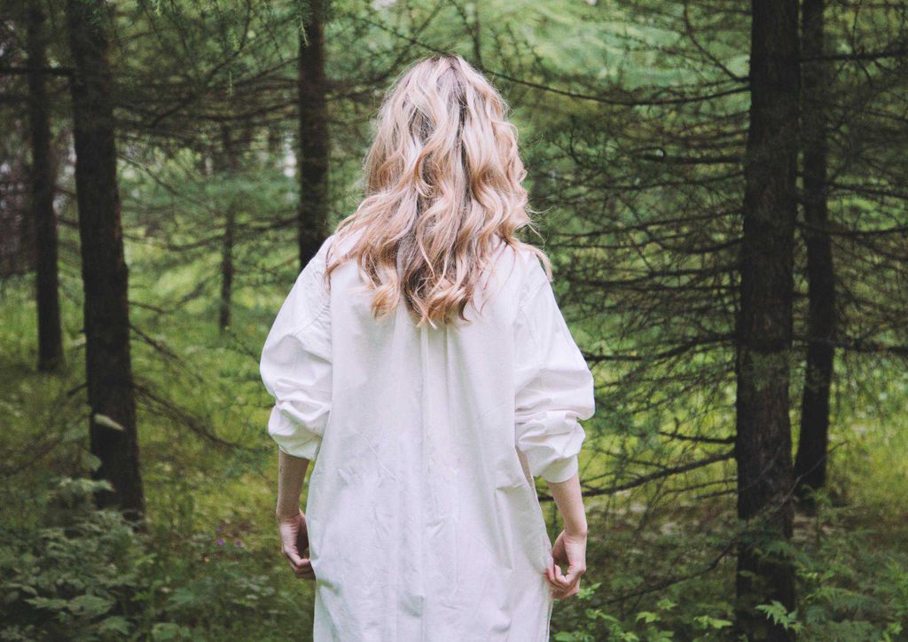 hansepuzzle 28560 - Frau im Wald Puzzle, 260 Teile, Menschen, 41,0 x 28,0cm mit hochwertiger Aufbewahrung, Kartonbox und wiederverschließbarem Beutel