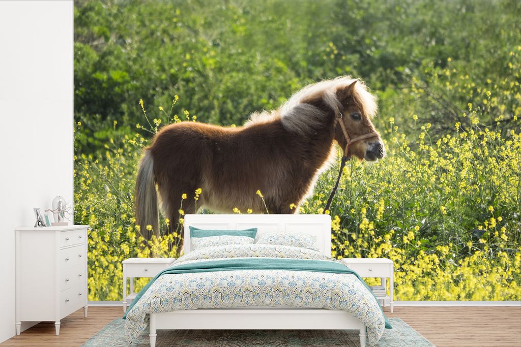 MuchoWow Fototapete für Wohnzimmer oder Schlafzimmer Wandtapete Vinyl Motivtapete Porträt eines Ponys auf der Weide - 360x240 cm - Vinyl-Tapete