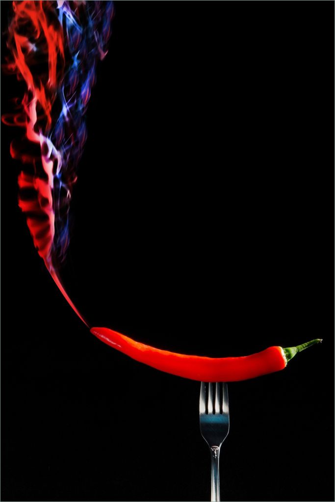 Wallario selbstklebendes Poster - Rauchende Chili-Schote an einer Gabel, Größe: 61 x 91,50 cm