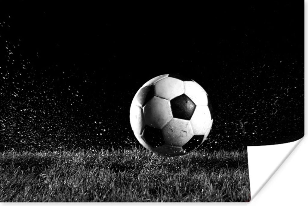 MuchoWow Poster Fußball im Gras - schwarz und weiß 60x40 cm - Schlafzimmerdekoration