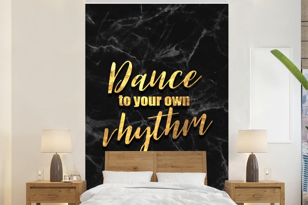 MuchoWow Fototapete für Wohnzimmer oder Schlafzimmer Wandtapete Vinyl Motivtapete Zitate - Tanz - Gold - 195x300 cm - Das Hintergrundbild