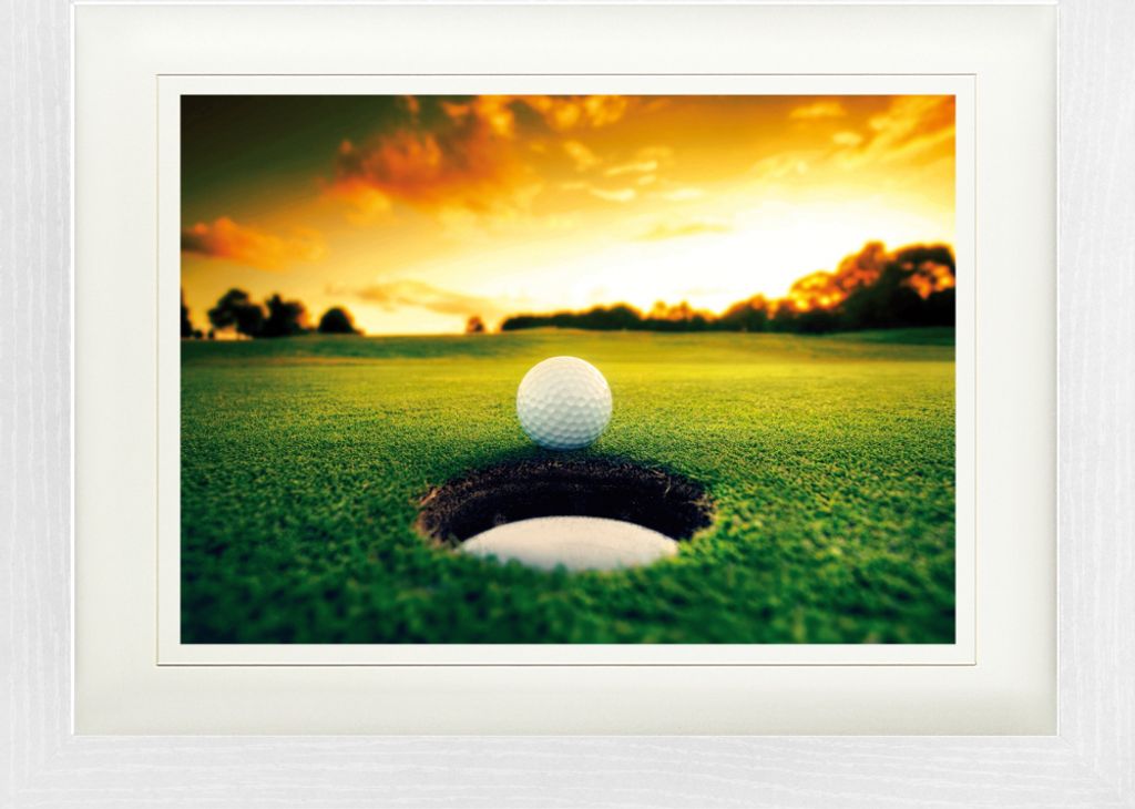 Golf Gerahmtes Bild Mit Edlem Passepartout | Wand-Bilder | Im Bilderrahmen - Golfball An Der Loch-Kante (30 x 40 cm)