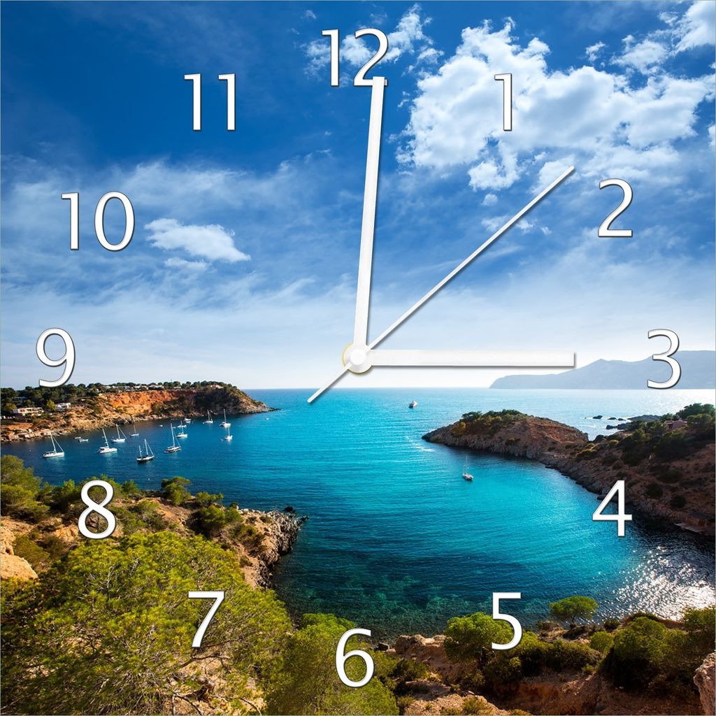Wallario Design Wanduhr Ibiza - Blick von einer Bucht aufs Meer aus Echtglas, Größe 30 x 30 cm