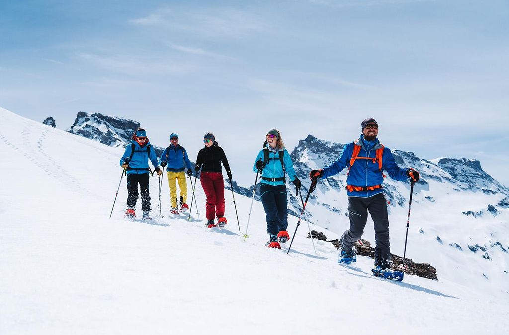Jochen Schweizer Schneeschuhwanderung in Adelboden; Erlebnis verschenken oder selbst erleben; Gutschein gültig für 1 Person Gruppengröße zwisc...