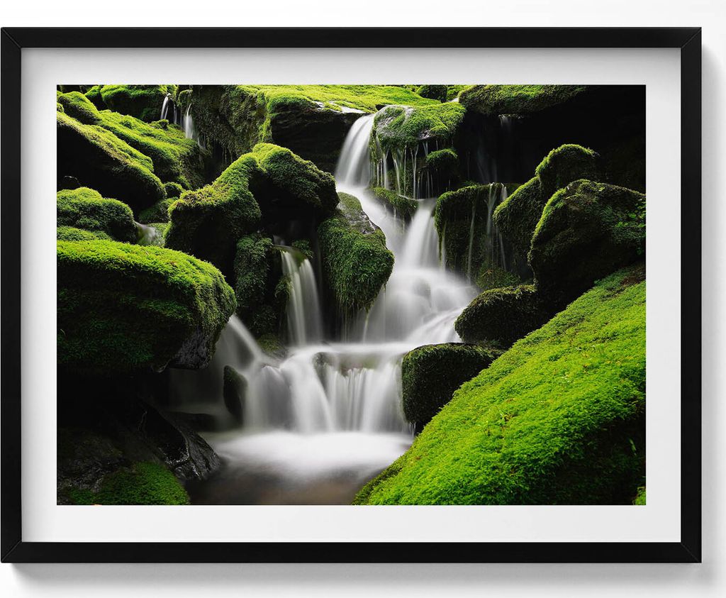Wilder Wasserfall im Dschungel– Wandbild mit Rahmen – Gerahmtes Bild – Wanddekoration – 80x60 cm – Schwarz Rahmen