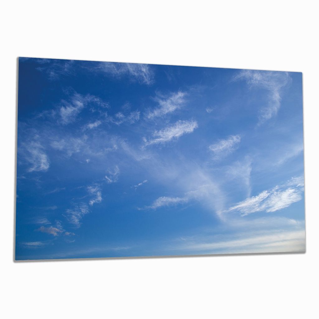 Wallario Herdabdeckplatte aus Glas, Größe 90 x 52 cm 1-teilig, Motiv Blauer Himmel mit vereinzelten Wolken