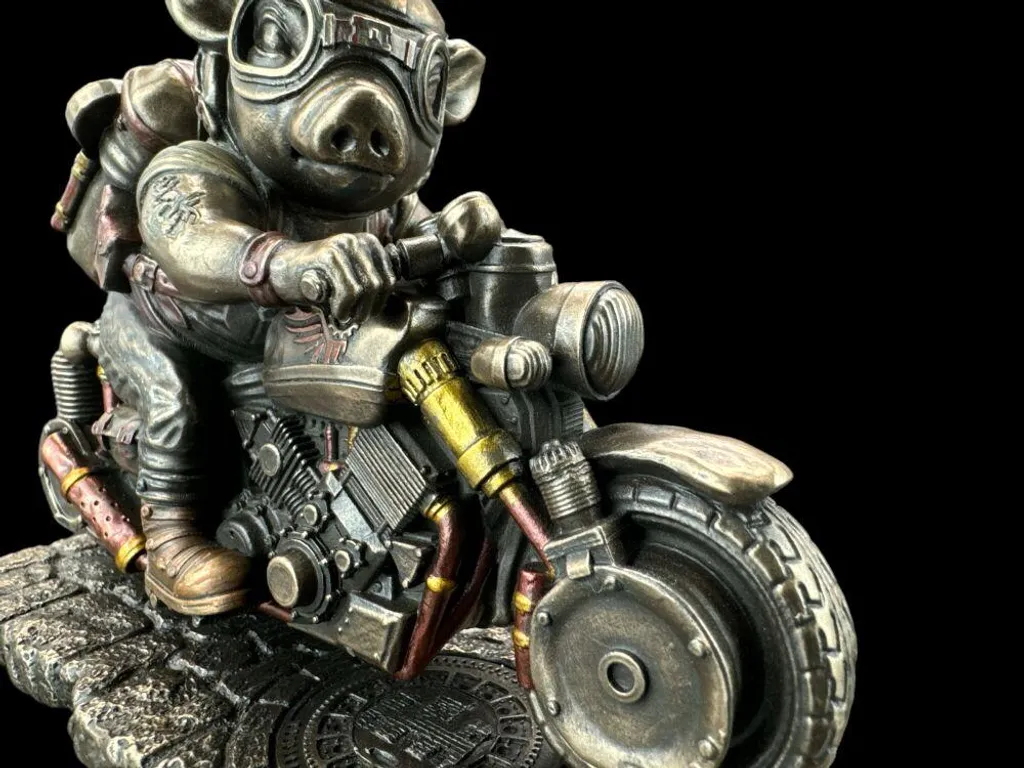 Figurine Moto Steampunk en Résine - Cochon Biker aux Détails Mécaniques - 5