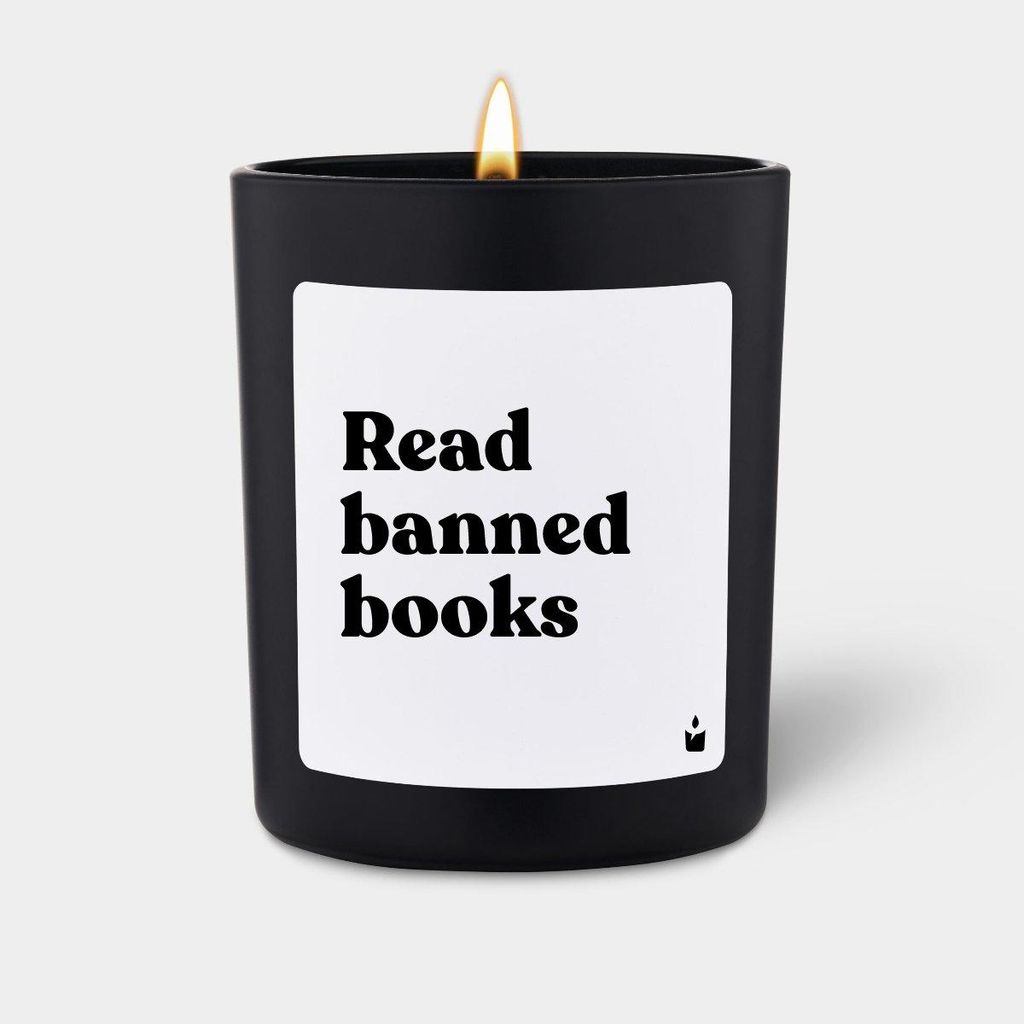 ChattyCandles Duftkerze Schwarz Woody Read banned books