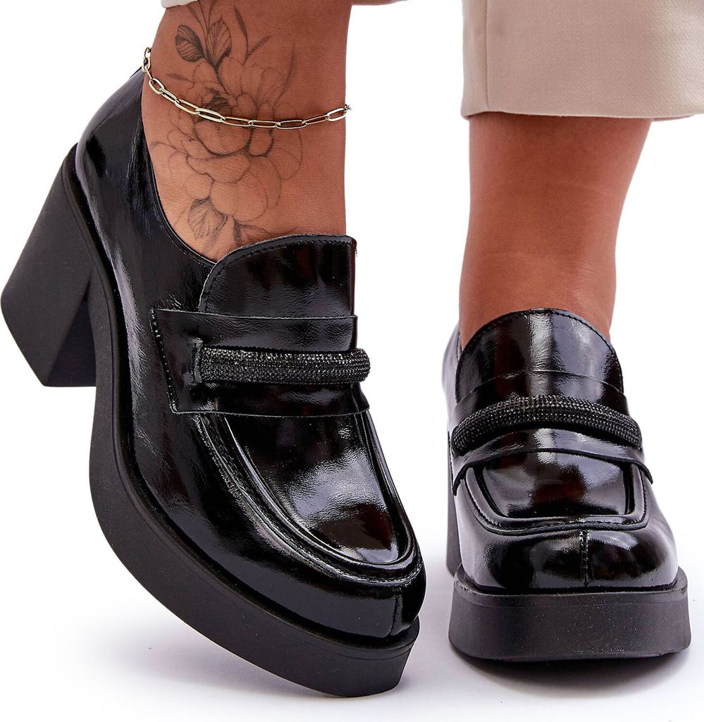 Schwarze Lederhalbschuhe Mit Verzierung Auf Einem Blockabsatz Gelanor 39