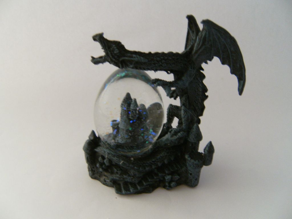 Glitzerkugel Drache, grau, Schneekugel Märchen Burg Schneekugeln