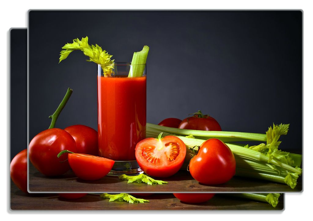 Wallario Frühstücksbrettchen 2er Set aus Glas, je 20 x 30 cm, mit rutschfesten Füßen, Motiv Frischer Tomatensaft mit Sellerie