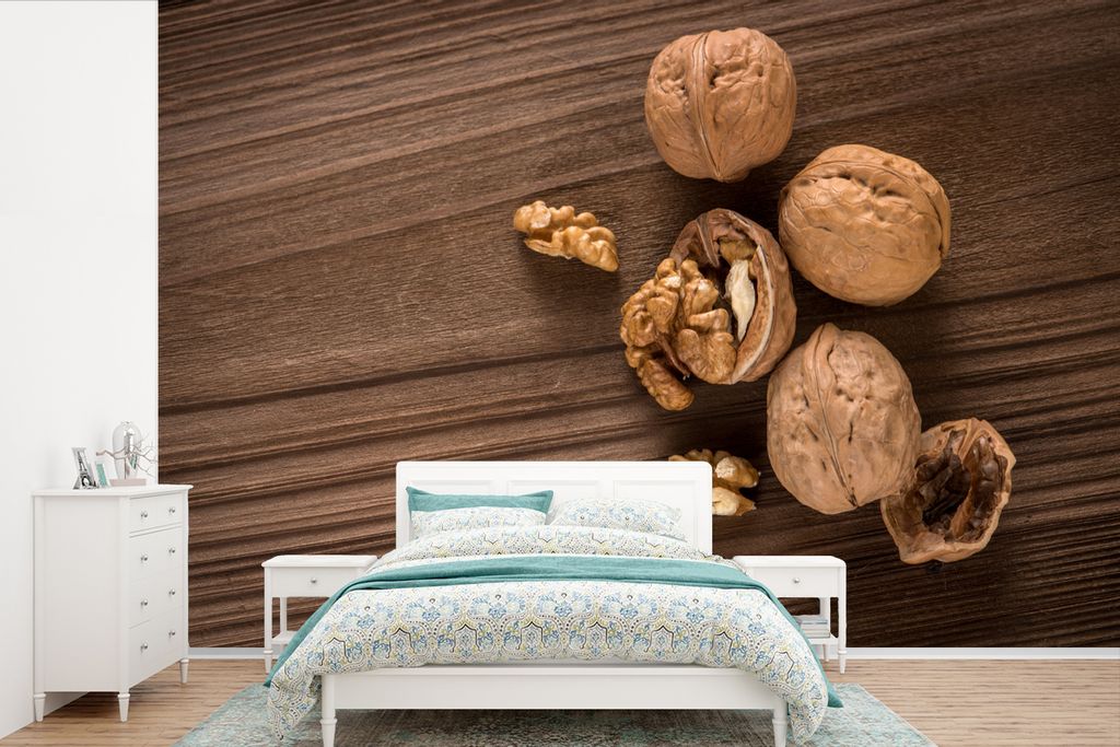 MuchoWow Fototapete für Wohnzimmer oder Schlafzimmer Wandtapete Vinyl Motivtapete Gerissenes Nussbaumholz auf einem dunkelbraunen Tisch - 330x22...