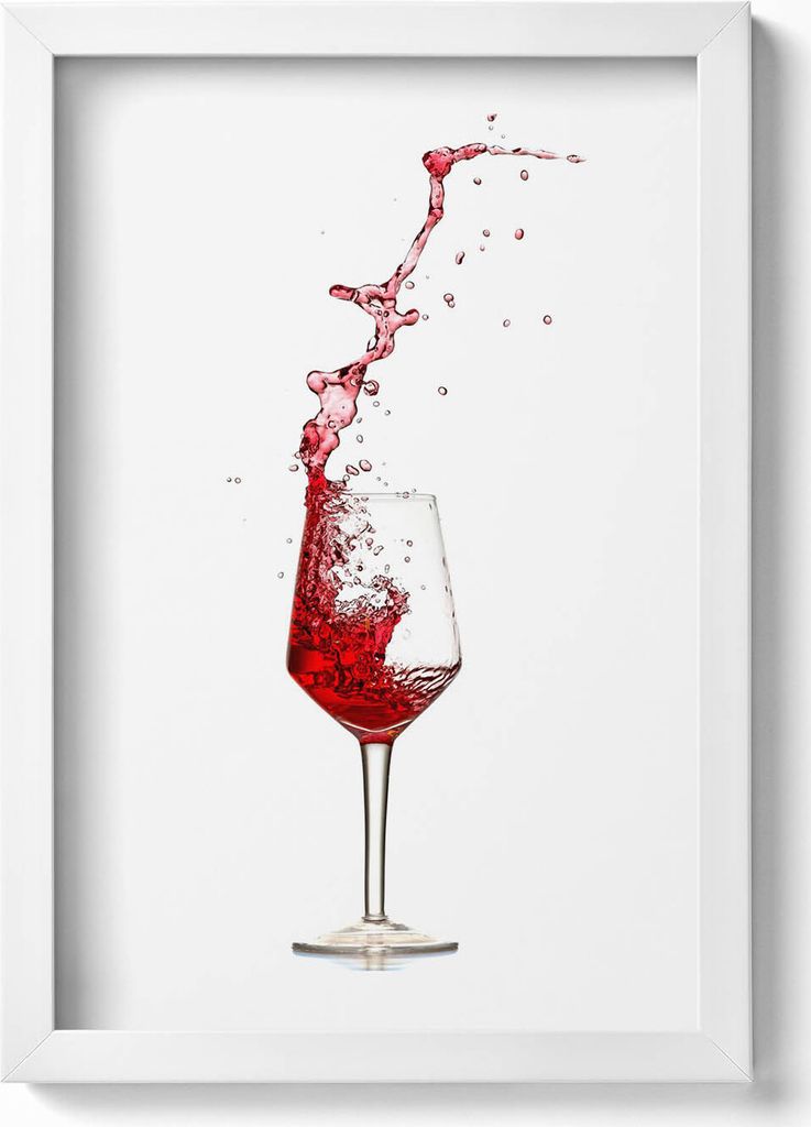 Ein Glas mit verschüttetem Rotwein– Wandbild mit Rahmen – Gerahmtes Bild – Wanddekoration – 20x30 cm – Weiß