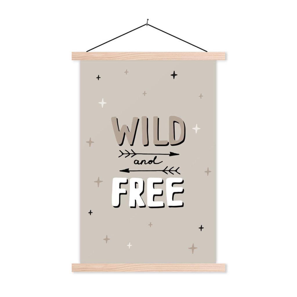 MuchoWow Textilposter Zitate - Wild und frei - Kinder - Sprichwörter - Kinder - Baby 120x180 cm mit holzfarbenen Rahmen - Textil-Plakat