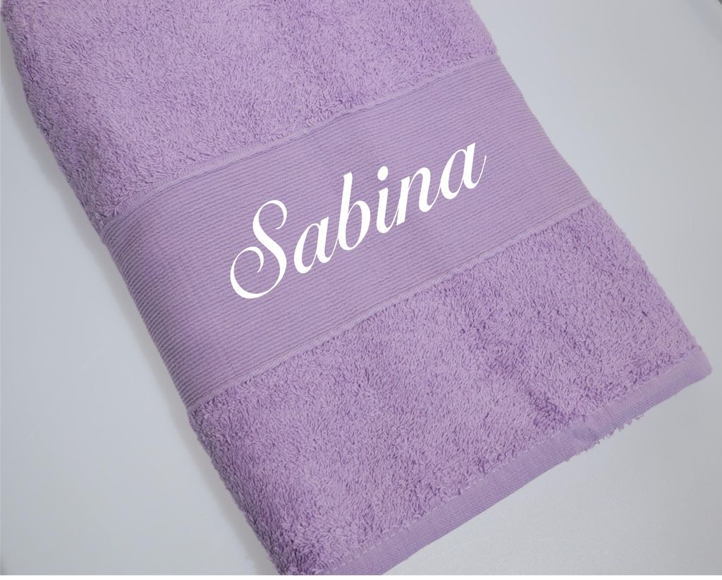 Personalisiertes Duschtuch 70 x 140 cm mit Namen und Wunschtext – besticktes Handtuch LILA mit Bordüre, 500 g/m²