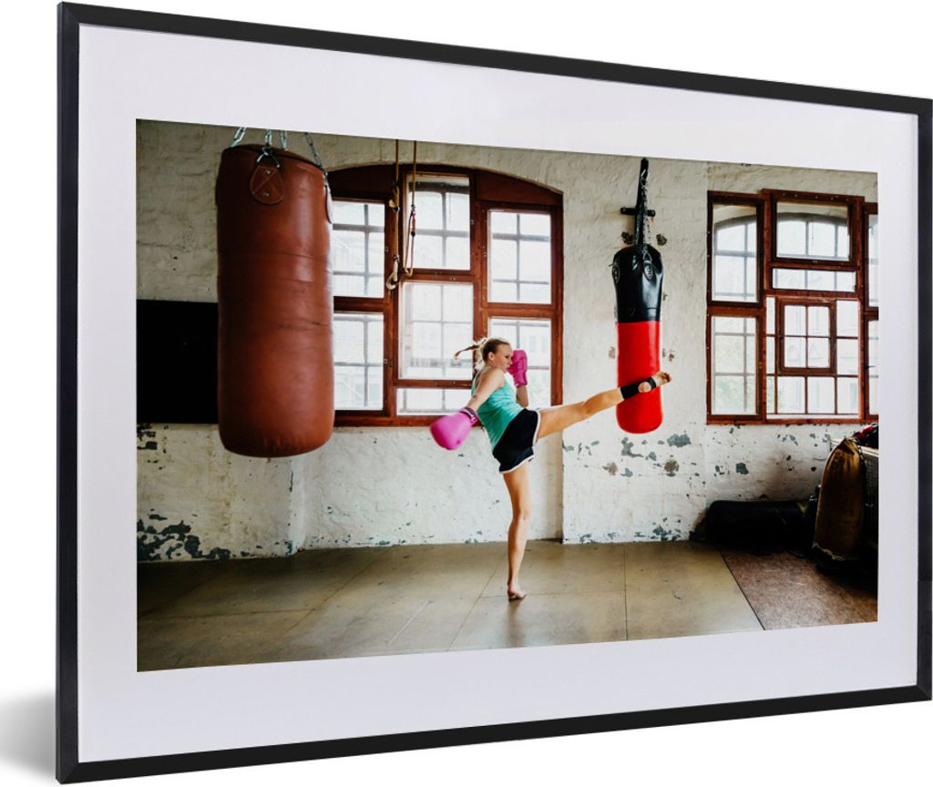 MuchoWow Gerahmtes Poster Ein Thaiboxer macht einen High Kick in einer Turnhalle 60x40 cm - Poster mit Schwarzem Bilderrahmen Wandposter Rahmen F...