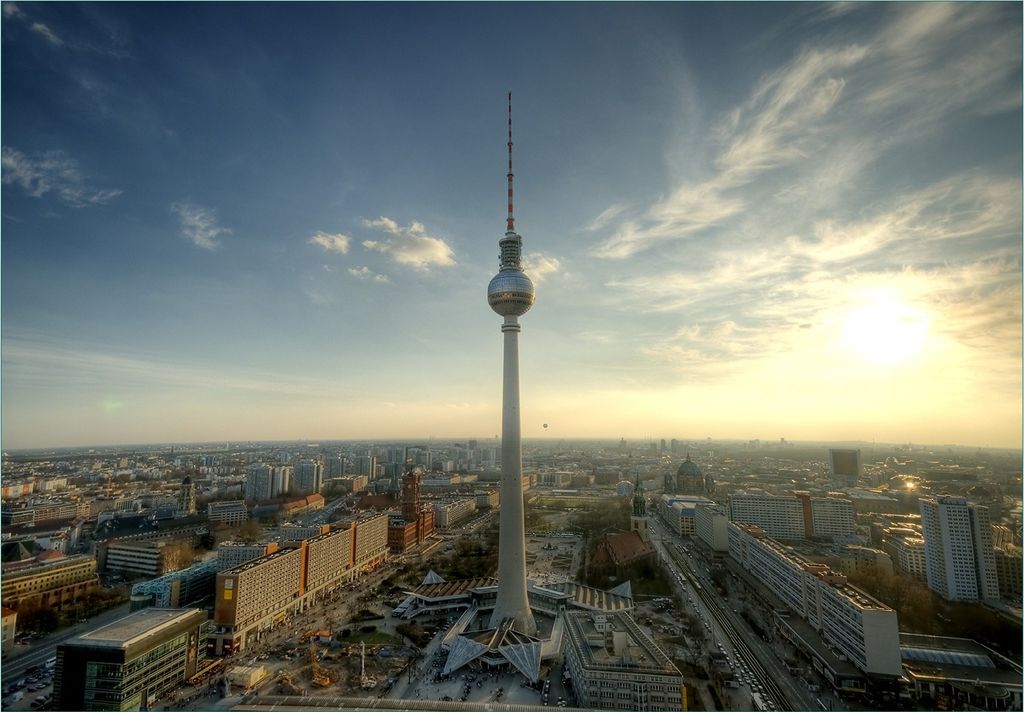 Wallario Fototapete Vliestapete, seidenmatte Oberfläche, einfache Verarbeitung, Größe 300 x 210 cm, Motiv Fernsehturm Berlin mit Panoramablick ...