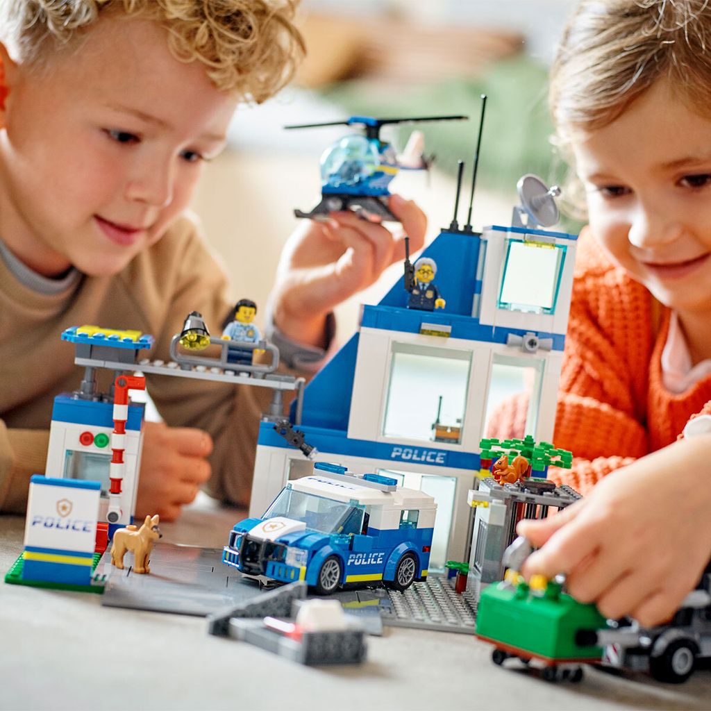 LEGO City 60316 Commissariat de Police Jeu de Construction Image du produit 