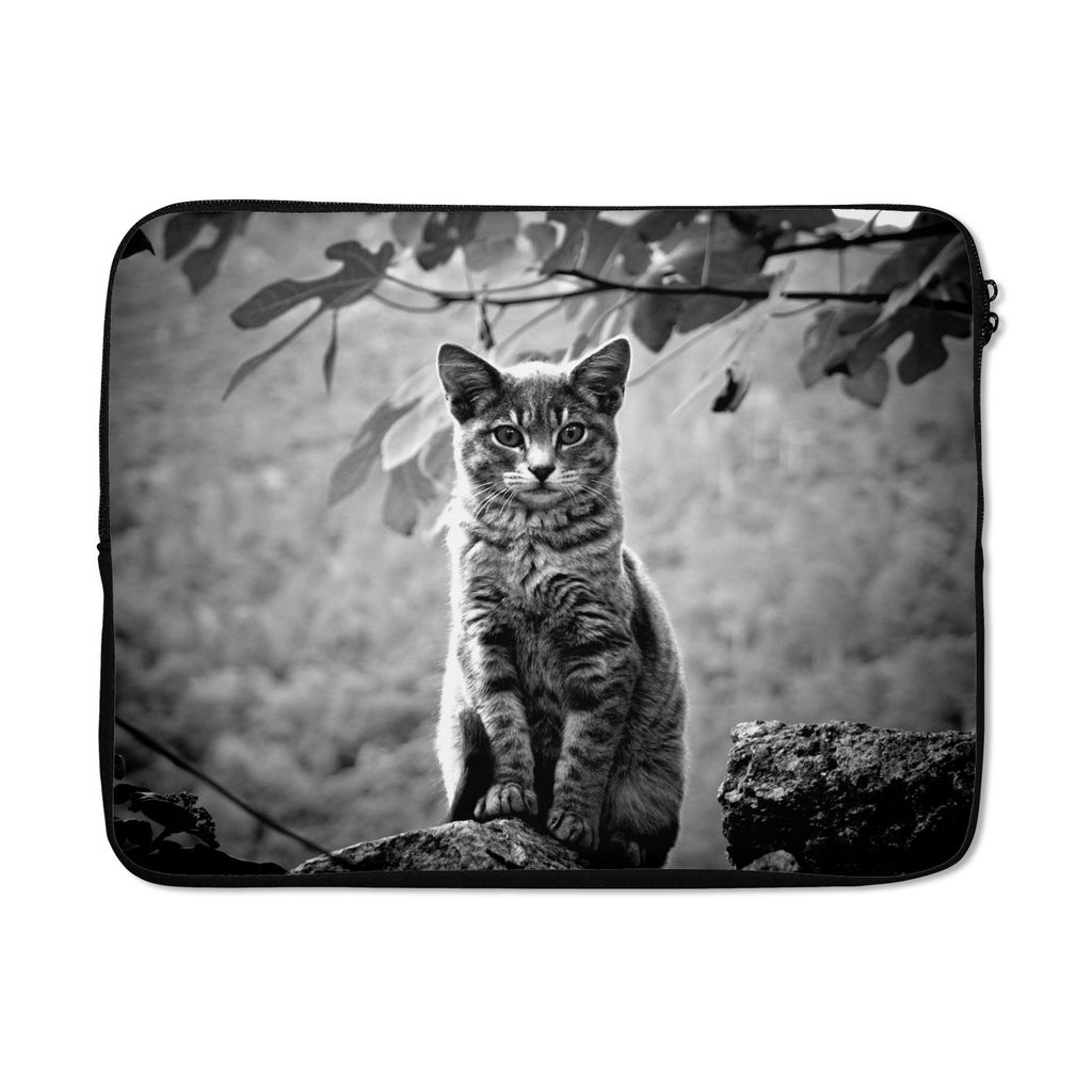 MuchoWow Laptop Hülle 17 Zoll Laptoptasche Katze sitzt auf Stein im Wald - schwarz und weiß - Zipper - Schutzabdeckung