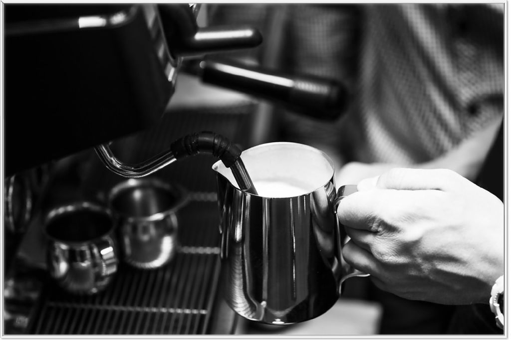 Wallario Wandbild Barista - Einblick in ein Café, Größe: 61 x 91,50 cm, Poster mit weißem Aluminiumrahmen