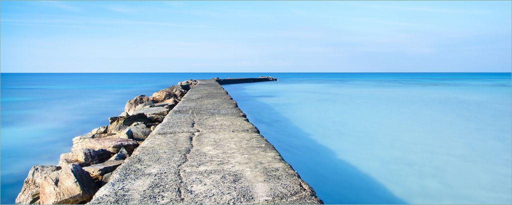 Wallario selbstklebendes Poster - Pier am blauen Ozean mit blauem Himmel, Größe: 80 x 200 cm