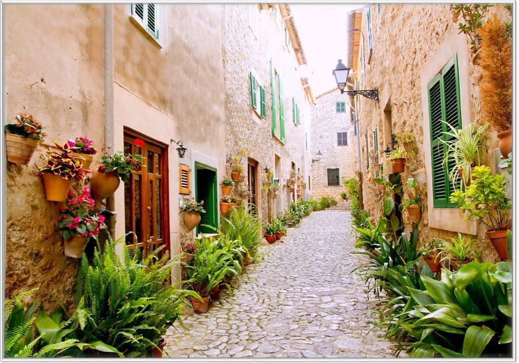 Wallario Wandbild Südländische Gasse mit alten Häusern und grüner Oase, Größe: 70,30 x 100,30 cm, Poster mit weißem Kunststoffrahmen