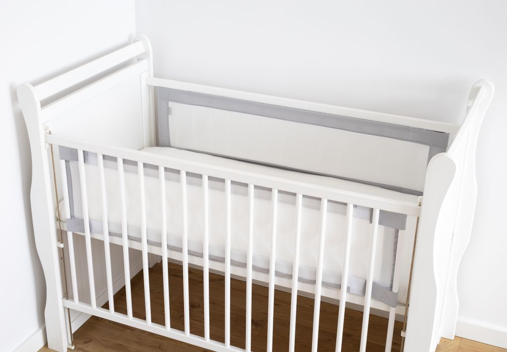 GRAU Atmungsaktiv 2 TLG. Netzstoff BETTUMRANDUNG Babybett Umrandung Neugeborene Baby Sprossen Bett Schutz für 140x70 cm Babybett SET 2 Stück 130x...